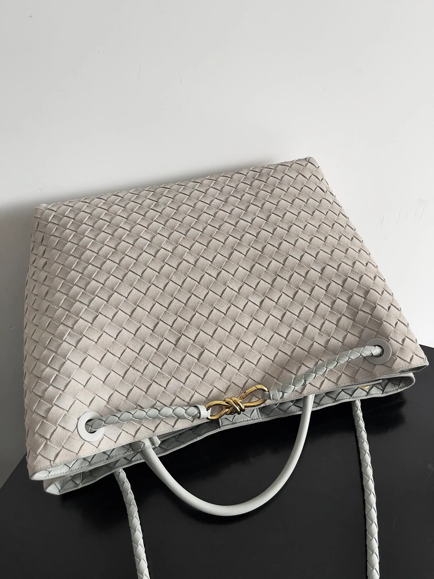 Batch 3760 Recently, the same style of bag that celebrities love is both high-end and practical. Michelle Yeoh, Kim Namjoon, Jing Boran, Tong Liya, Sun Qian, Wu Qianyu, Du Juan, Ma Yili and Bai Baihe are all carrying Bottega Veneta summer series Andiamo handbags. Andiamo has a simple structure and rounded lines. The whole piece is made of Nappa leather. It is comfortable, soft and dynamic. It adds interest to daily life and can be easily matched with various styles. Andiamo handbags are available in three sizes: small, medium and large. There are many colors to choose from, which can meet different needs. You can really carry it whether it is daily or attending events. Style number: 743575 Size: 45*22*34cm